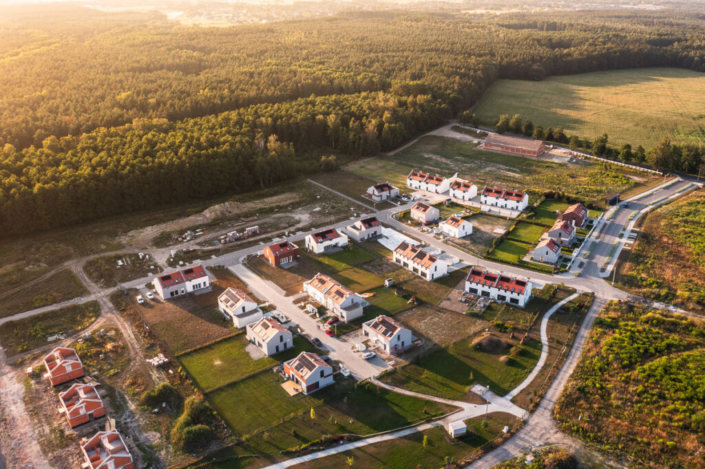 Osiedle domków jednorodzinnych otoczone lasem pod Wrocławiem - Fotografia Inwestycji z Drona Wrocław