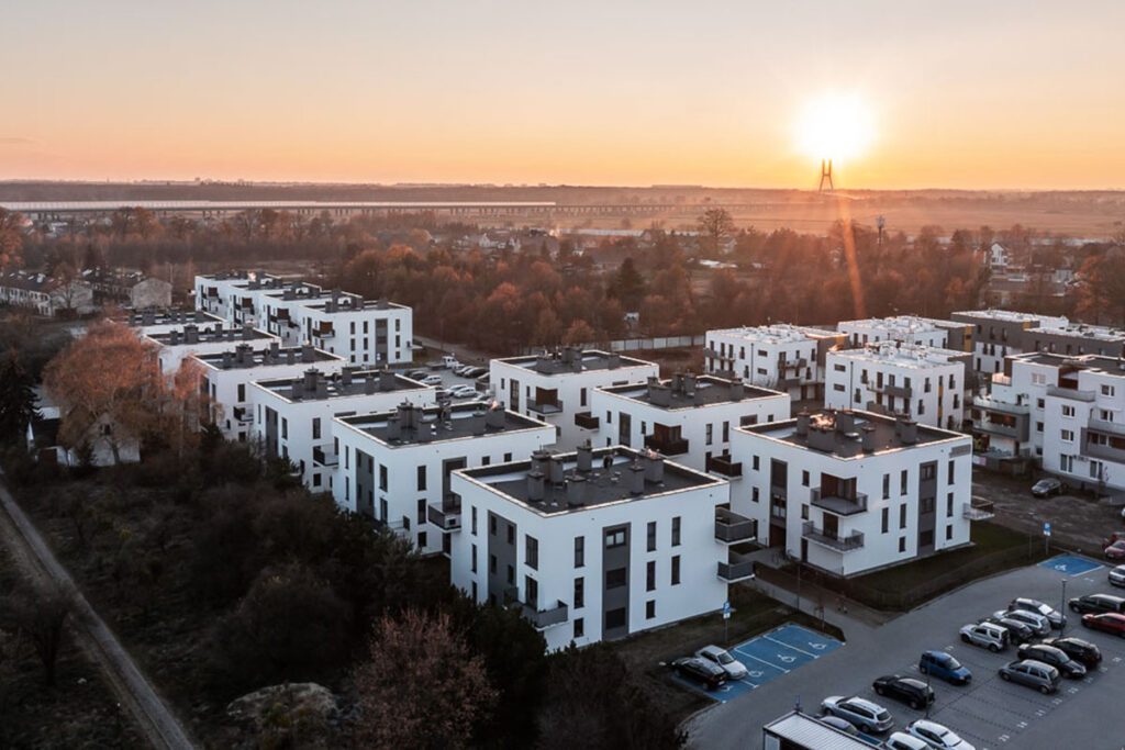 Nowe osiedle mieszkaniowe we Wrocławiu sfotografowane z powietrza o zachodzie słońca - Fotografia Inwestycji z Drona Wrocław