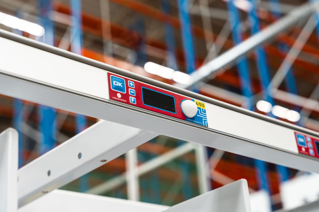System pick-by-light wspomagający kompletację zamówień w magazynie wysokiego składowania – fotografia przemysłowa Wrocław