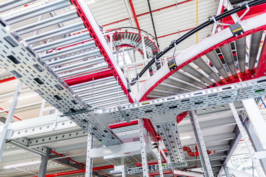 Przenośniki paletowe w automatyce magazynowej – fotografia przemysłowa Wrocław