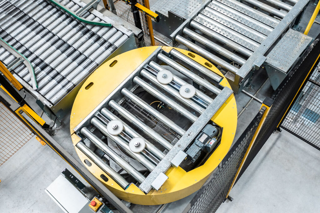 przenośniki paletowe z obrotnicą wałkową – fotografia przemysłowa Wrocław