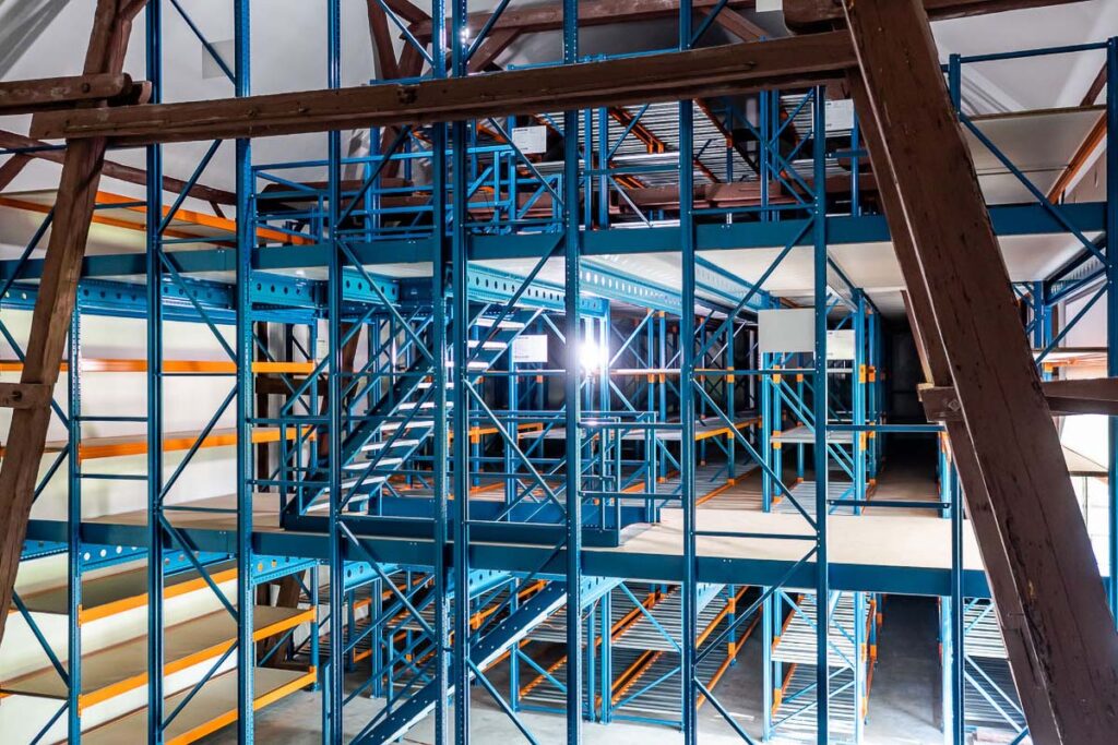 Regały półkowe w adaptowanym budynku przemysłowym – fotografia przemysłowa Wrocław