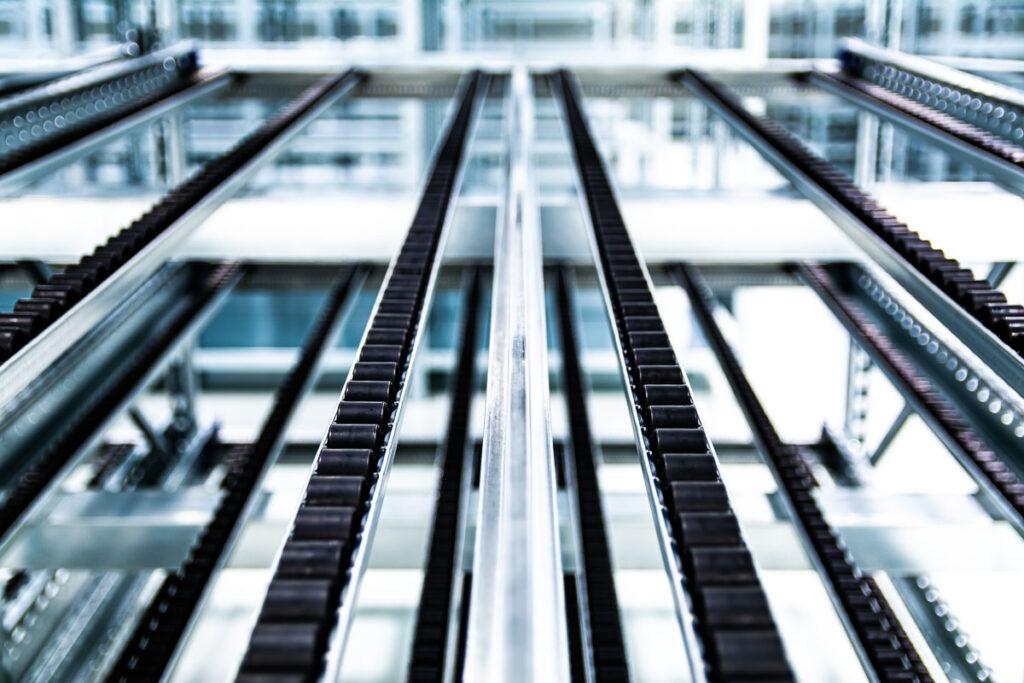 detale regału rolkowego w zakładzie przemysłowym — fotografia przemysłowa Wrocław