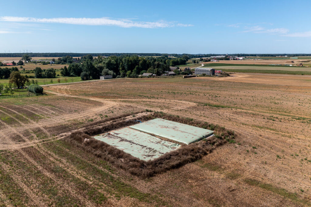 Zbiornik na gnojowicę pośród pól uprawnych w okolicach Wrocławia - Fotografia z Drona Wrocław