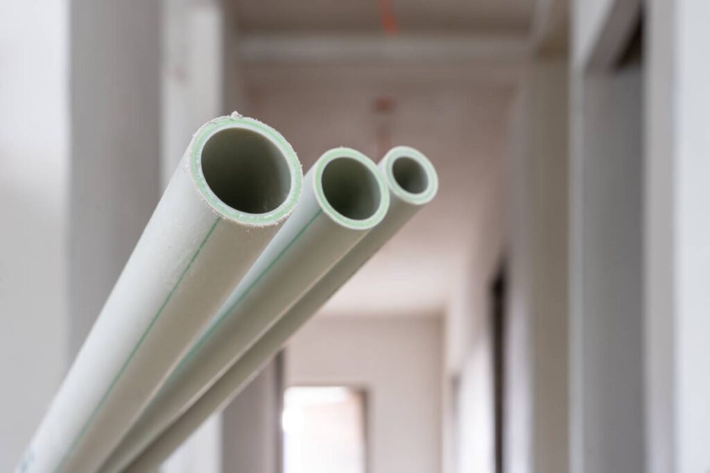 Zbliżenie na przycięte końcówki rur PVC w trakcie prac instalacyjnych – fotografia przemysłowa Wrocław