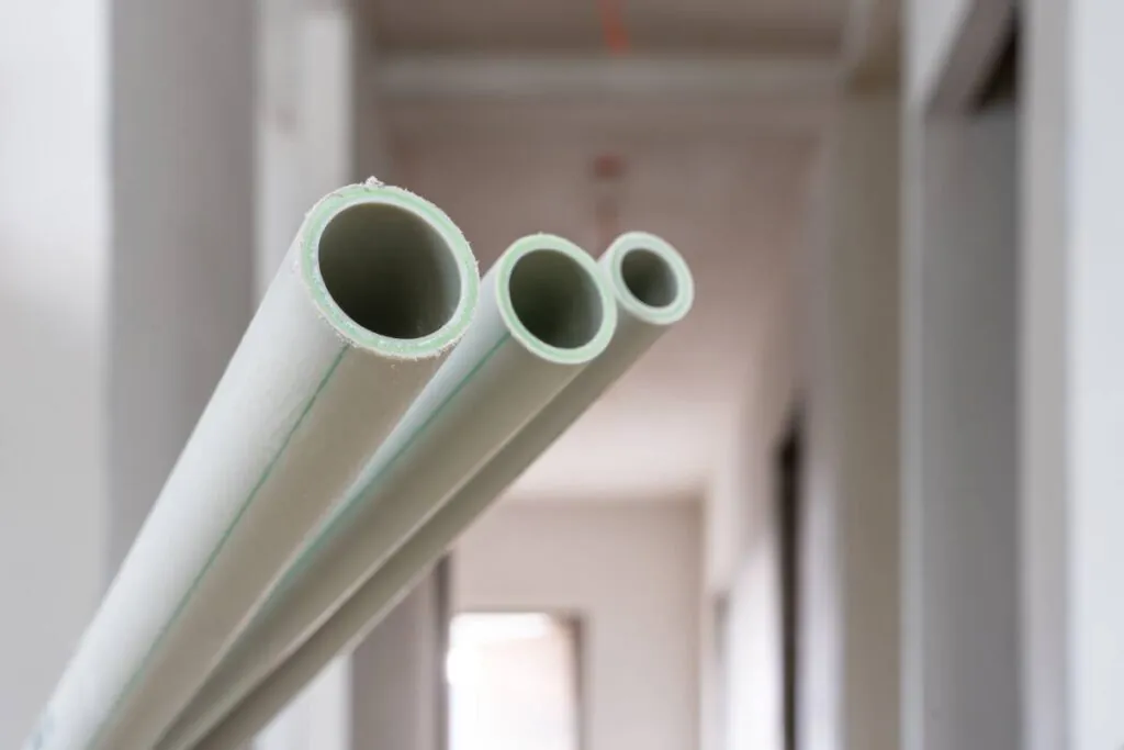 Zbliżenie na przycięte końcówki rur PVC w trakcie prac instalacyjnych – fotografia przemysłowa Wrocław