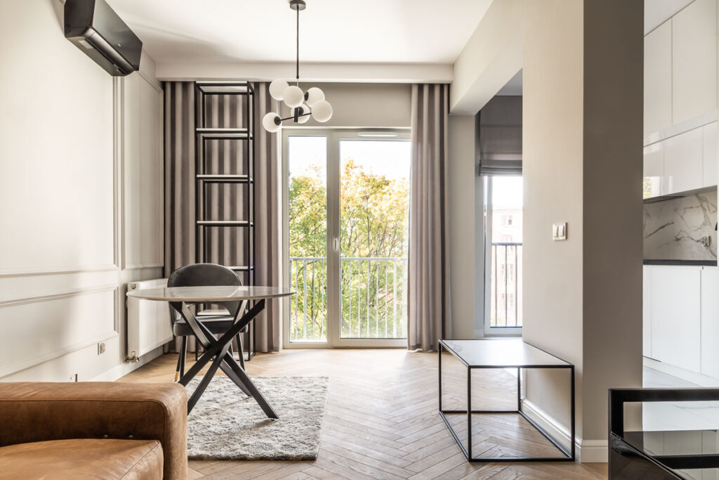 Salon z jasnymi zasłonami, dużym oknem i klasycznym wystrojem - Fotografia Wnętrz Wrocław