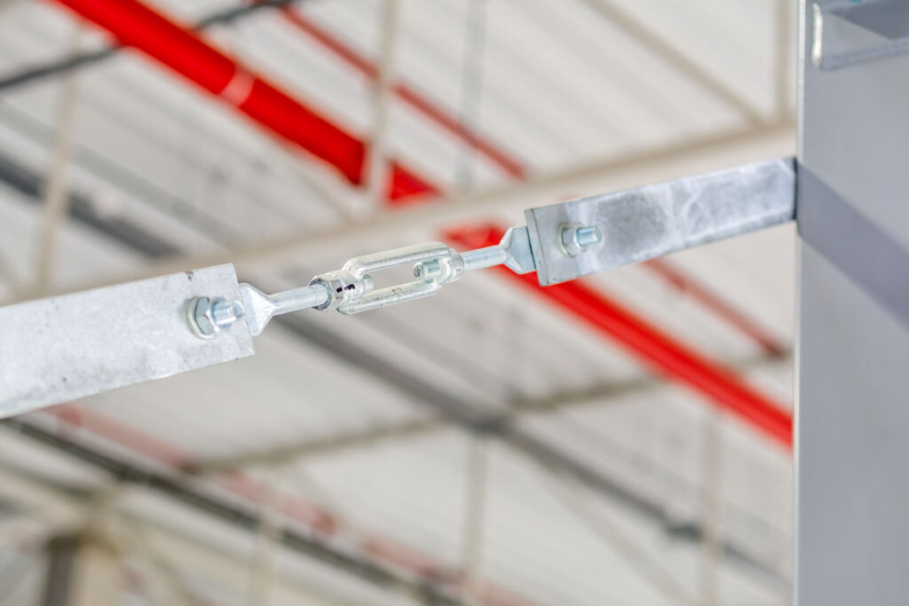 Fotografia przemysłowa Wrocław – zbliżenie na śrubę rzymską w instalacji magazynowej