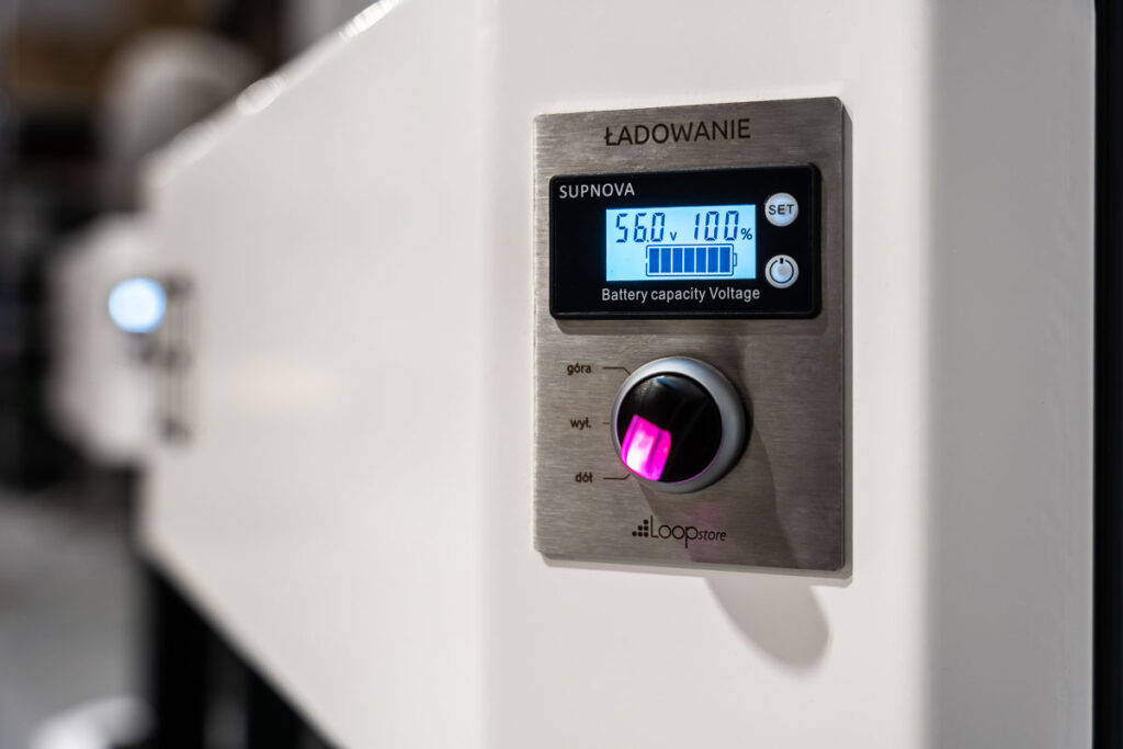Stacja ładowania baterii przemysłowych z wyświetlaczem stanu naładowania – fotografia przemysłowa Wrocław