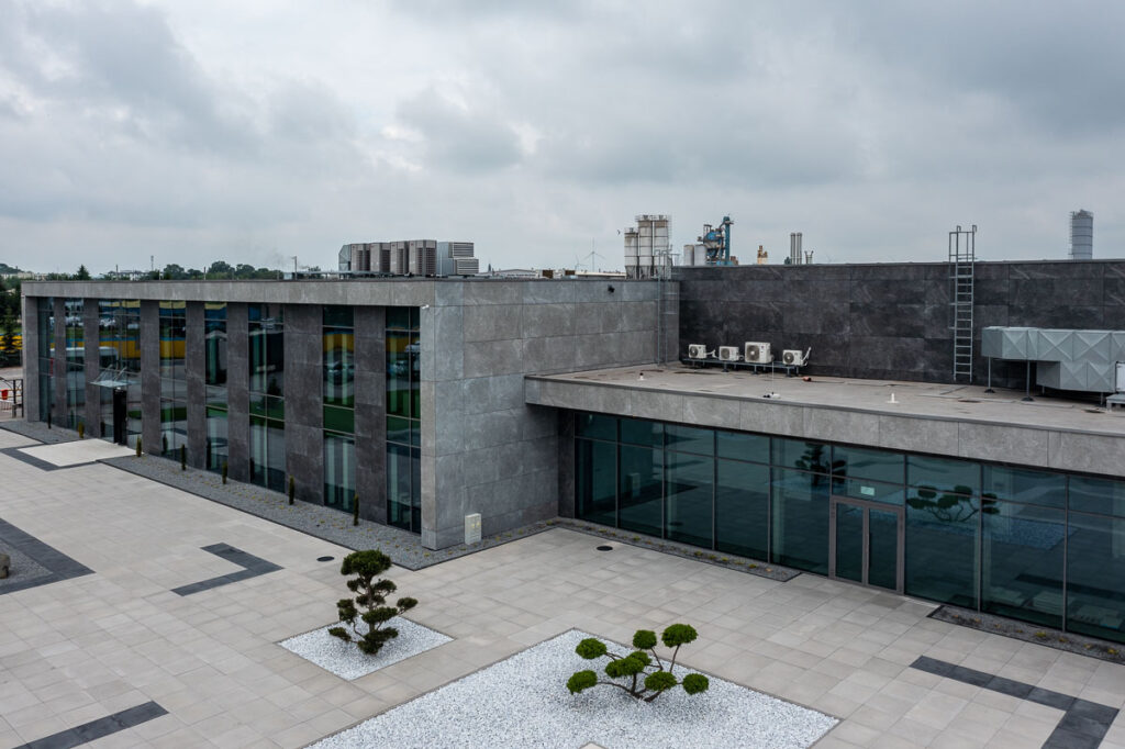 Stylowy budynek biurowy z drewnianą elewacją w nowoczesnym osiedlu - Fotografia Inwestycji z Drona Wrocław