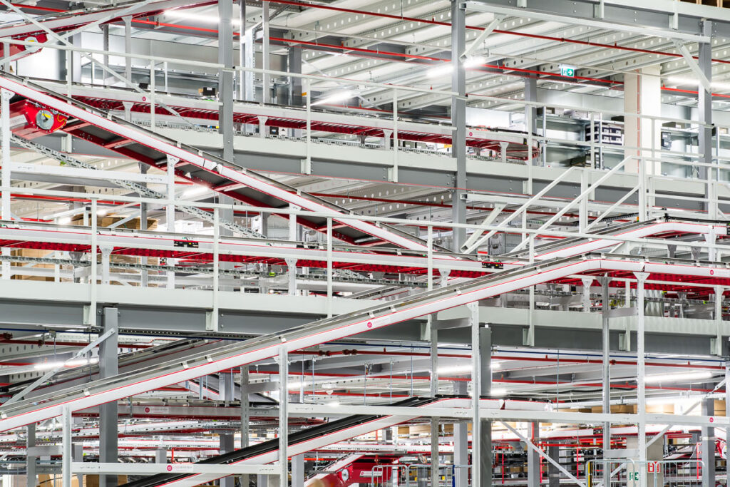Wielopoziomowy system przenośników taśmowych w nowoczesnym centrum logistycznym – fotografia przemysłowa Wrocław