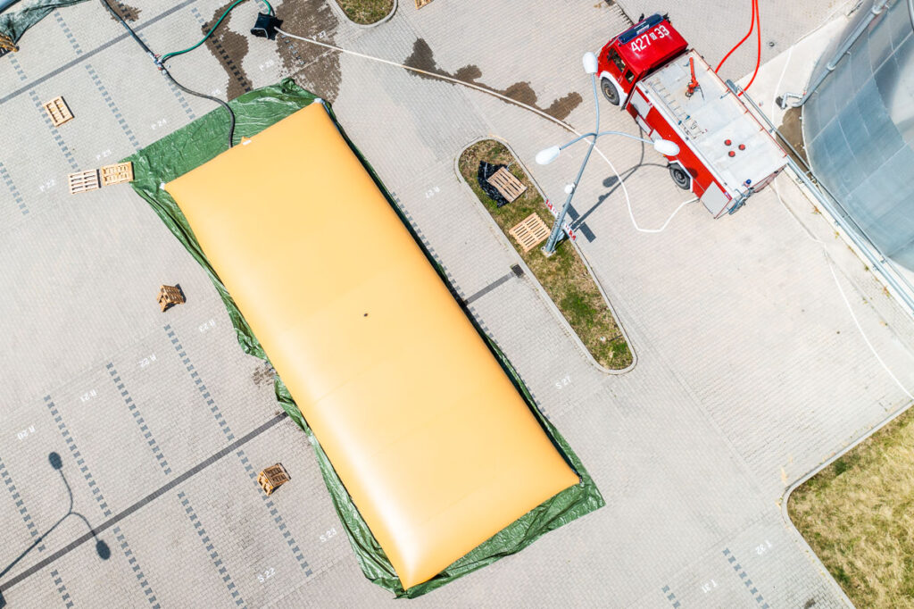 Tymczasowy zbiornik przeciwpożarowy na parkingu - fotografia przemysłowa Wrocław