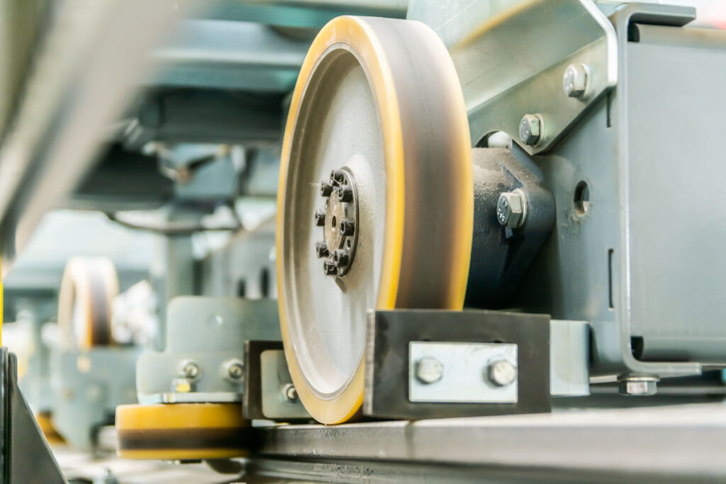 Detal koła suwnicy paletowej - fotografia przemysłowa Wrocław