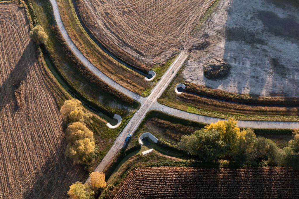 Wały przeciwpowodziowe i skrzyżowanie dróg w jesiennej scenerii - Fotografia z Drona Wrocław