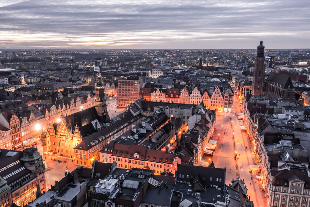 Oświetlony Rynek i ulice Wrocławia o zmierzchu - Fotografia z Drona Wrocław