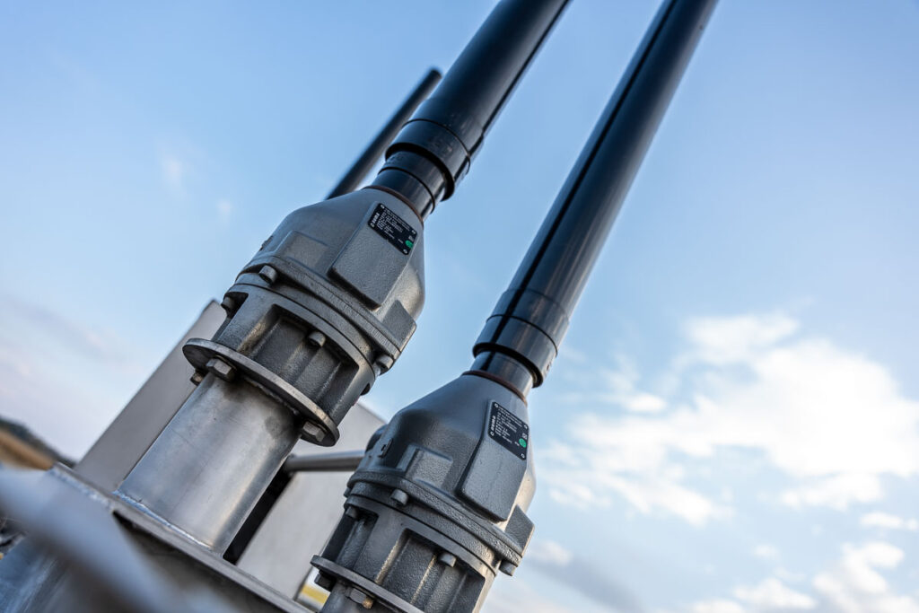 Elementy systemu zapory wodnej z zamontowanym oprzyrządowaniem na tle nieba – fotografia przemysłowa Wrocław