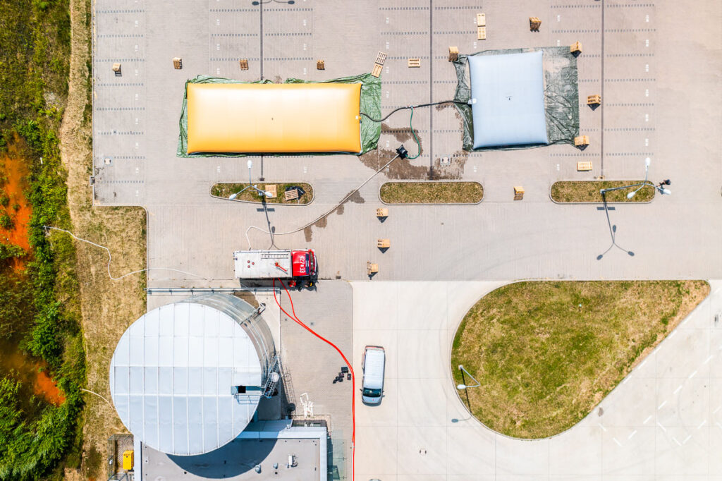 Zbiorniki ppoż. i wóz strażacki w trakcie ćwiczeń z powietrza - Fotografia z Drona Wrocław