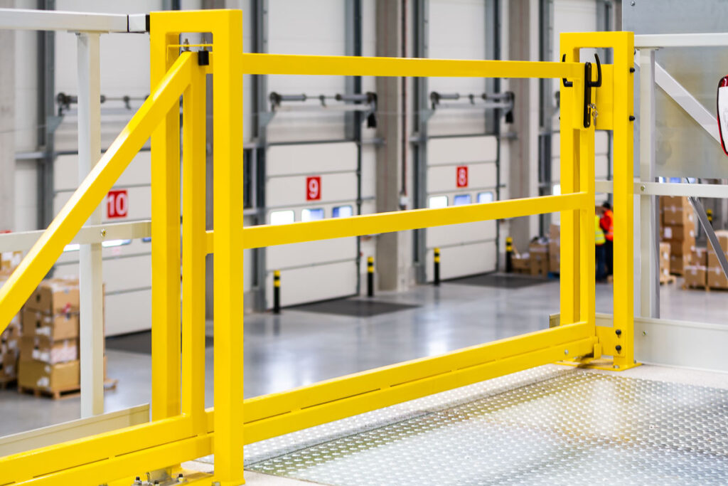 Żółta bramka paletowa - fotografia przemysłowa Wrocław