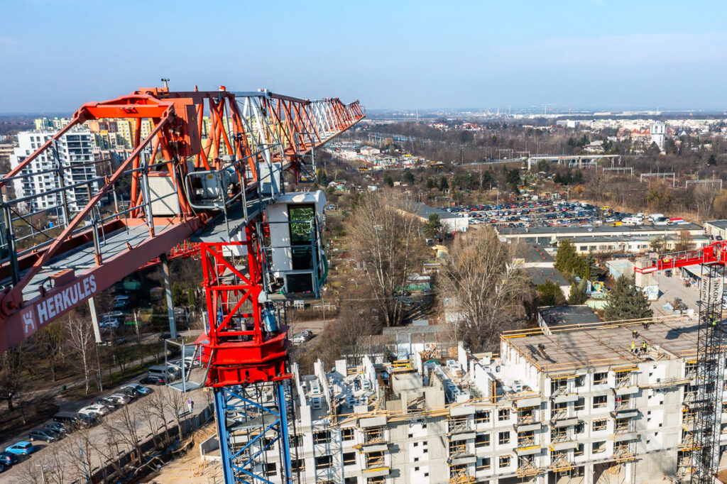 Żuraw budowlany na tle placu budowy z lotu ptaka - Fotografia z Drona Wrocław
