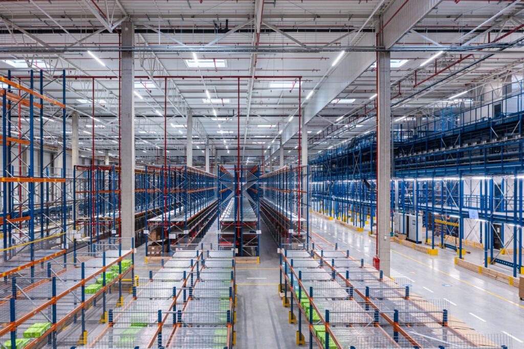 Fulfillment center z antresolą i regałami - fotografia przemysłowa Wrocław
