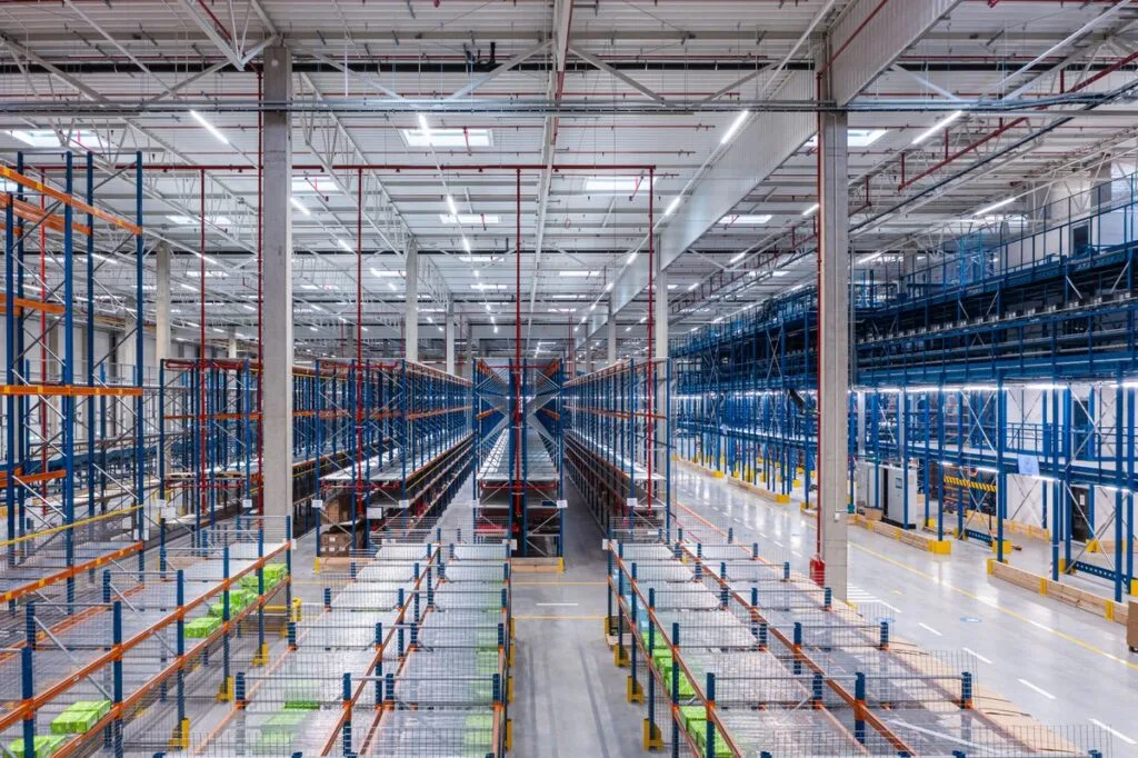 Fulfillment center z antresolą i regałami - fotografia przemysłowa Wrocław