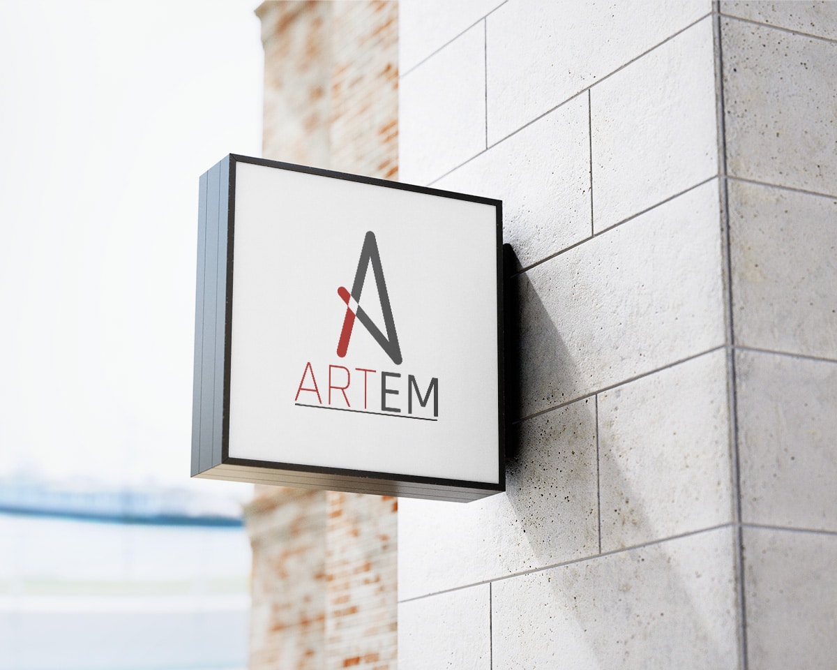 Logo agencji artystycznej na szyldzie zawieszonym na budynku